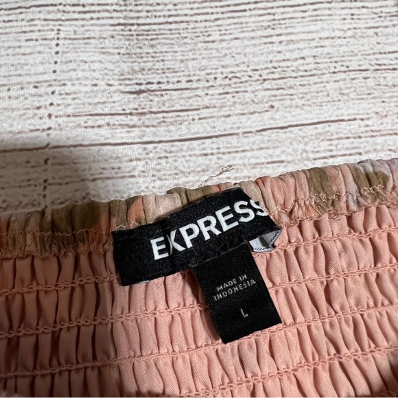 EXPRESS Floral Puff Sleeve Smocked Top - Picture 7 of 16